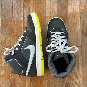 Nike • air prestige women’s sneakers